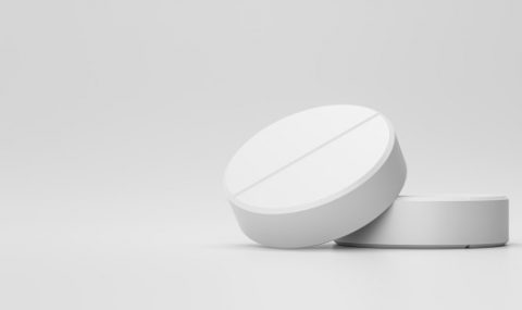 white-tablets-painkillers-with-pharmacy-medical-background-white-pills-alleviating-illness-fever-3d-rendering